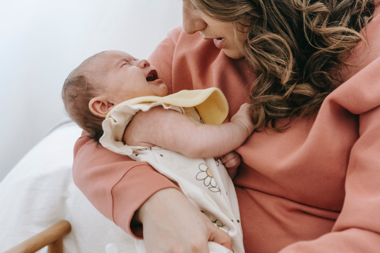 Un neonato che piange può mettere a dura prova i neo genitori e non sempre è semplice comprendere i motivi legati al pianto ne come rispondere in maniera efficace.  Una piccola indicazione può essere di aiuto soprattutto per porre le basi di un rapporto e pianto del bebe